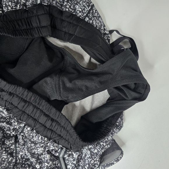 Lululemon Hotty Hot Short 2.5" - Picture 8 of 11